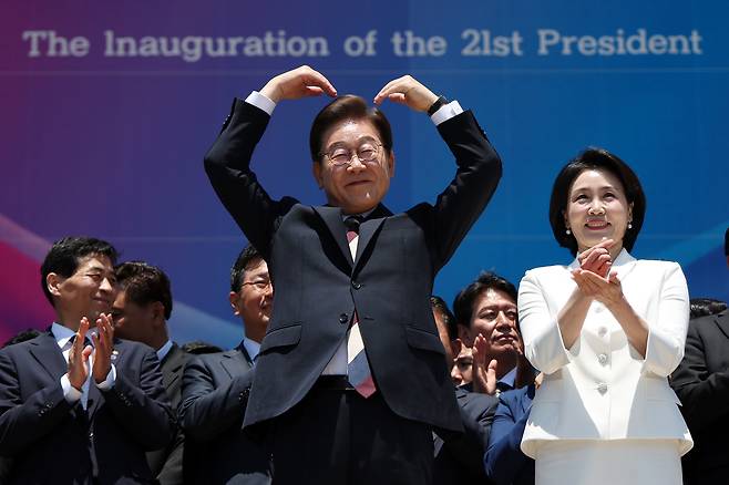 이재명 대통령 내외가 4일 오전 서울 여의도 국회 로텐더홀에서 취임 선서를 마치고 나와 잔디광장에 모인 시민들을 향해 하트를 만들어 보이고 있다. 이상섭 기자