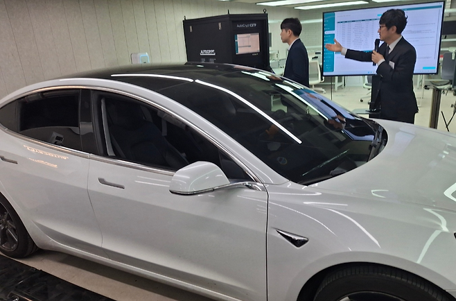 김덕수(오른쪽) 사장이 아우토크립트가 개발한 보안 테스트키를 통해 차량의 보안 기능을 점검하는 모습을 선보이고 있다. [김성우 기자]