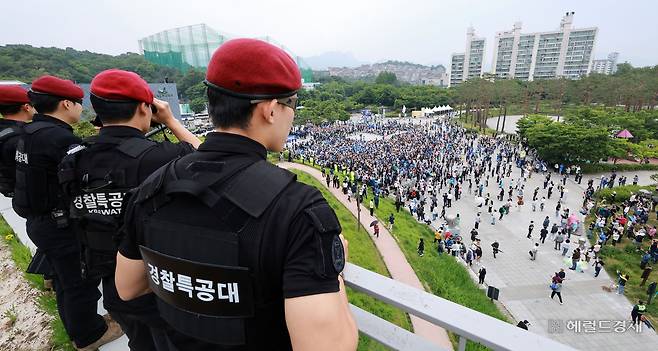 2일 오전 서울 강북구 북서울꿈의숲 서문광장에서 열린 이재명 대통령(당시 더불어민주당 대선 후보) 유세에서 경찰특공대원들이 현장을 감시하고 있다. 임세준 기자
