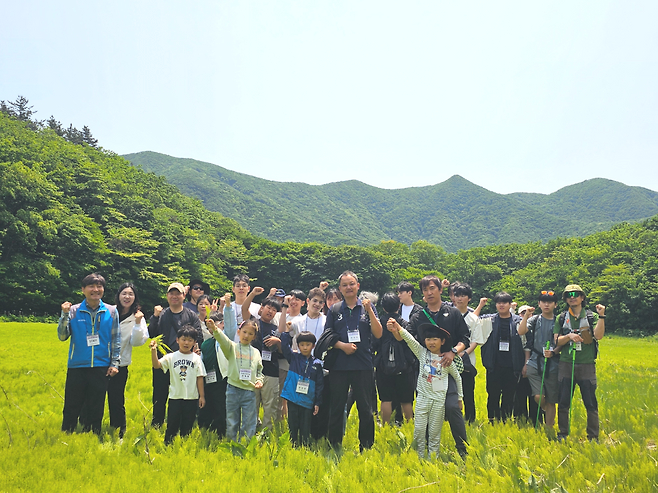 트래킹대회에 참여한 청소년들이 단체 기념사진을 찍고 있다[울릉군제공]