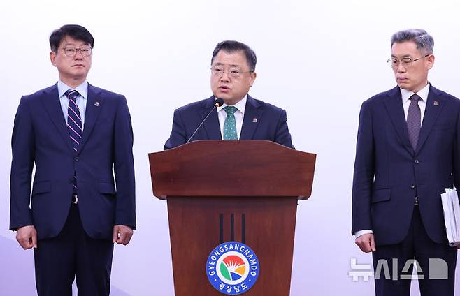 [창원=뉴시스]경남도 박명균 행정부지사가 17일 오전 도청 프레스센터에서 제21대 대통령선거 공약 반영을 위한 핵심전략 과제에 대해 브리핑하고 있다.(사진=경남도 제공) 2025.04.17. photo@newsis.com