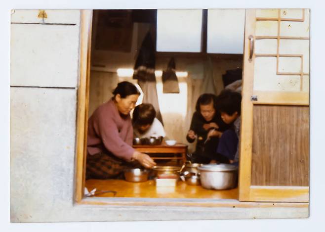1980년 성남으로 이사온지 4년 만에 지하를 벗어나 처음 1층으로 이사한 날, 가족들과 이재명 대통령(왼쪽에서 두 번째). (사진=더불어민주당 제공) *재판매 및 DB 금지