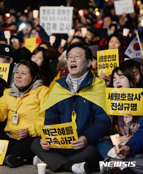 【서울=뉴시스】김진아 기자 = 헌법재판소가 박근혜 전 대통령의 탄핵 '인용' 선고를 내린 10일 오후 서울 광화문광장에서 열린 ‘촛불 승리, 탄핵 축하’ 촛불문화제에 이재명 성남시장이 참석하고 있다. 2017.03.10. bluesoda@newsis.com