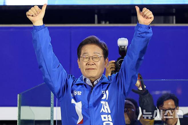 [서울=뉴시스] 조성우 기자 = 이재명 더불어민주당 대선후보가 2일 오후 서울 영등포구 여의도공원 문화의마당에서 열린 집중유세에서 지지를 호소하고 있다. 2025.06.02. xconfind@newsis.com