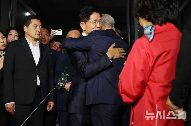 [서울=뉴시스] 고승민 기자 = 김문수 국민의힘 대선 후보가 4일 서울 여의도 당사에서 대선 승복 기자회견을 마친 뒤 지지자와 포옹하고 있다. (공동취재) 2025.06.04. photo@newsis.com
