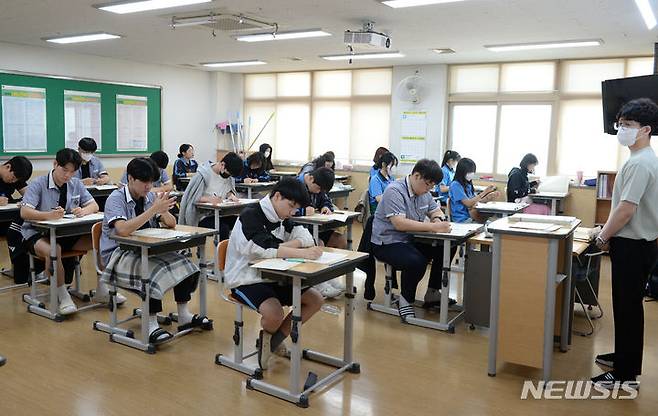 [울산=뉴시스] 배병수 기자 = 4일 시행되는 6월 모의평가에는 50만3572명이 시험에 접수했다. 이중 17.8%인 8만9887명은 졸업생 등 N수생이다. 재학생은 지난해(38만1733명)보다 2만8250명이 늘어난 41만3685명이다. 사진은 2024학년도 대학수학능력시험(수능) 대비 6월 모의평가 날인 4일 오전 울산 중구 약사고등학교에서 3학년 학생들이 모의고사를 치르는 모습. 2024.06.04. bbs@newsis.com.