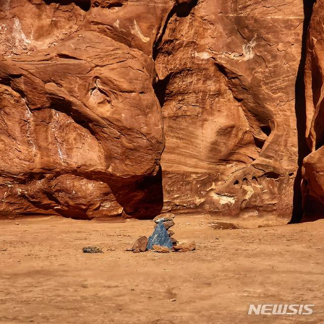 [모아브=AP/뉴시스] 미 유타주 캐니언랜드 국립공원 인근 모아브 남쪽 스페인 계곡의 모습.  트럼프 미국 대통령은 국가에너지 비상사태를 선언해 유타주 이 지역에 산재한 우라늄광산을 40여년만에 재개발하기로 하고 패스트트랙으로 한 곳의 인허가를 추진 중이다. 2025. 06.04.