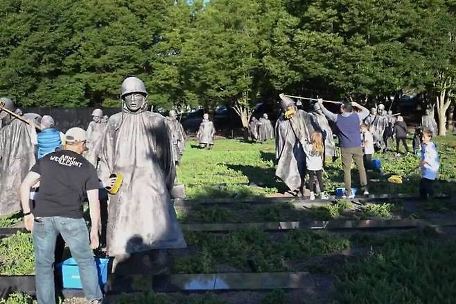 [서울=뉴시스]피트 헤그세스 미국 국방장관은 5월24일 워싱턴DC에 있는 6·25 전쟁 참전 기념공원을 찾아 청소했다고 미 국방부가 25일 밝혔다. ( 미 국방부가  공개한 사진). 헤그세스는 한국전 참전용사이며 해군 최초의 동성애 공개자인 밀크의 이름을 트럼프대통령의 군 정화 지시에 따라 함선에서 삭제했다. 2025.06.04.