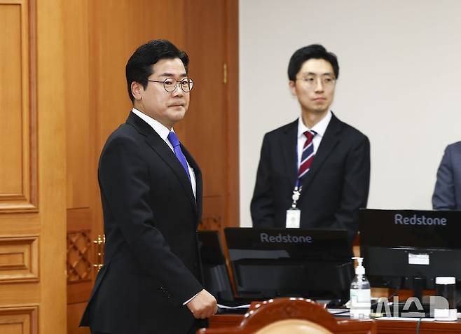 [과천=뉴시스] 김근수 기자 = 박찬대 더불어민주당 상임 총괄선거대책위원장이 4일 오전 경기 과천시 중앙선거관리위원회 회의실에서 열린 제21대 대통령 당선증 교부식에서 당선증을 받기 위해 이동하고 있다. 2025.06.04. ks@newsis.com