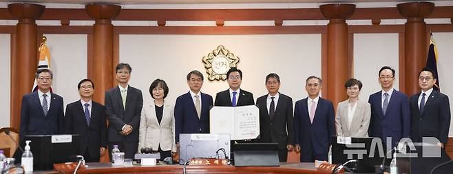 [과천=뉴시스] 김근수 기자 = 노태악(왼쪽 다섯번째) 중앙선거관리위원장과 박찬대(왼쪽 여섯번째) 더불어민주당 상임 총괄선거대책위원장을 비롯한 선관위원들이 4일 오전 경기 과천시 중앙선거관리위원회 회의실에서 열린 제21대 대통령 당선증 교부식에서 당선증을 들고 기념촬영을 하고 있다. 2025.06.04. ks@newsis.com