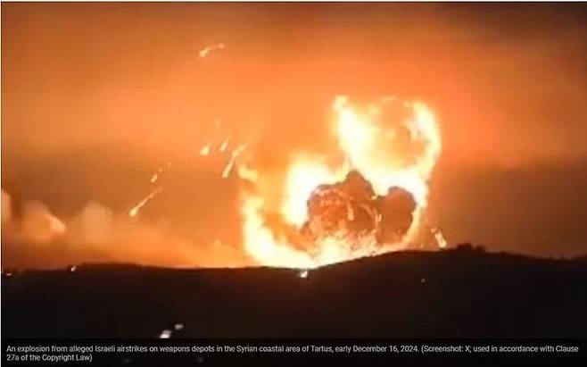 [서울=뉴시스]이스라엘군이 지난 해 12월16일 새벽 시리아 해안 지역의 미사일 창고와 시리아군 기지들을 공습한 장면을 이스라엘의 '타임스 오브 이스라엘'지가 보도한 사진.  이스라엘은 6월 3일부터 다시 시리아 국경지대에 대한 폭격을 재개했다고 영국의 시리아인권관측소가 밝혔다.  2025. 06.04.