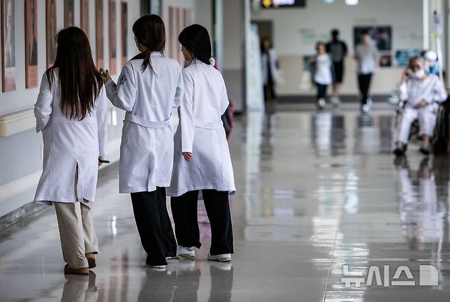 [서울=뉴시스] 정병혁 기자 = 20일 서울시내 대학병원에서 의료진들이 이동하고 있다. 2025.05.20. jhope@newsis.com