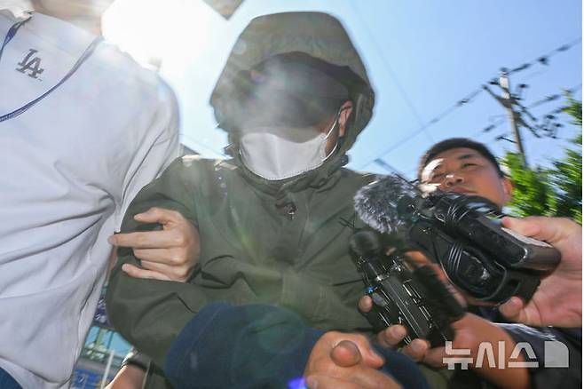 [광주=뉴시스] 이영주 기자 = 아내와 두 아들을 태운 차량을 몰고 바다로 돌진, 살해한 40대 남성 A씨가 4일 오전 광주 동구 광주지법에서 열리는 구속 전 피의자 신문(영장실질심사)에 나서고 있다. 2025.06.04. leeyj2578@newsis.com