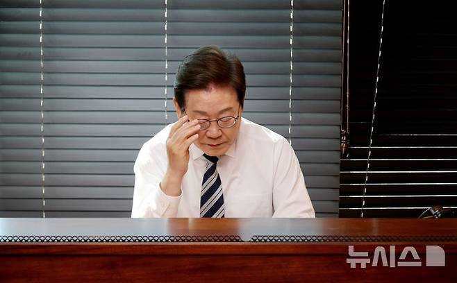 [인천=뉴시스] 최진석 기자 = 이재명 대통령이 4일 인천 계양구 사저에서 김명수 합동참모본부 의장으로부터 군 통수권 이양 보고받을 준비를 하고 있다. (대통령실통신사진기자단) 2025.06.04. myjs@newsis.com