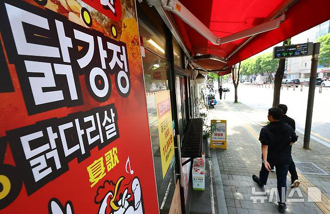 [서울=뉴시스] 황준선 기자 = 26일 브라질산 닭고기를 사용하는 서울 시내 한 닭강정 매장. 정부가 조류인플루엔자(AI)가 발생한 브라질산 닭고기 수입을 금지하자 국내산 보다 저렴한 브라질산 닭고기를 사용하는 자영업자들의 어려움이 커지고 있다. 2025.05.26. hwang@newsis.com