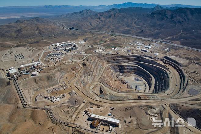 [AP/뉴시스] 미국과 유럽, 일본의 주요 완성차 업체들이 중국의 희토류 자석 수출 통제로 자동차 생산이 중단될 위기에 처하면서, 자동차 부품 생산을 중국으로 일부 이전하는 방안까지 검토하고 있다고 3일(현지 시간) 월스트리트저널이 보도했다. 사진은 미 캘리포니아주 모하비 사막에 있는 마운틴 패스 광산의 희토류 광산의 2024년 항공사진 모습. 2025.06.04.