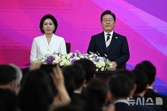 [서울=뉴시스] 국회사진기자단 = 이재명 대통령과 부인 김혜경 여사가 4일 서울 여의도 국회 로텐더홀에서 열린 제21대 대통령 취임선서에 참석해 있다. 2025.06.04. photo@newsis.com