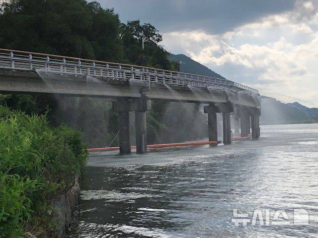 [창원=뉴시스]경남 창원특례시 의창구 동읍 본포마을과 창녕군 부곡면 학포리를 잇는 낙동강 다리 '본포교' 아래 쪽에 있는 '낙동강 본포취수장'의 살수장치 가동 모습.(자료사진=경남도 제공) 2025.06.04. photo@newsis.com