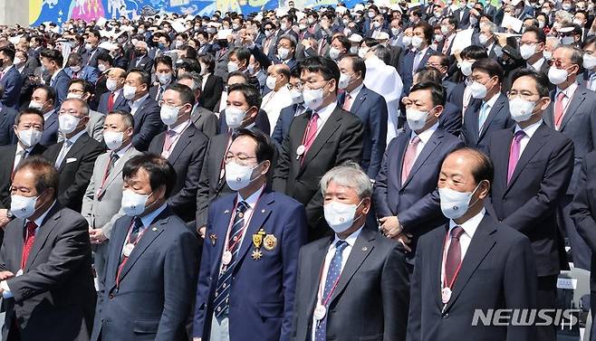 [서울=뉴시스] 홍효식 기자 = 10일 오전 서울 여의도 국회 앞마당에서 열린 제20대 대통령 취임식에 이재용(오른쪽부터) 삼성전자 부회장, 신동빈 롯데그룹 회장을 비롯한 기업인들이 참석해 있다. 2022.05.10. yesphoto@newsis.com