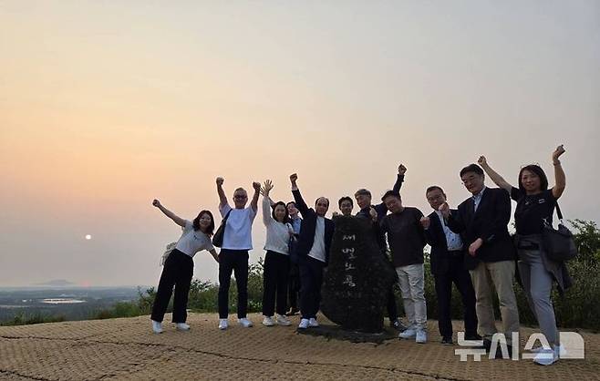 [제주=뉴시스] 일본 주요 여행사 부장단이 새별오름에 오른 후 기념촬영하는 모습. (사진=제주관광공사 제공) 2025.06.04. photo@newsis.com *재판매 및 DB 금지