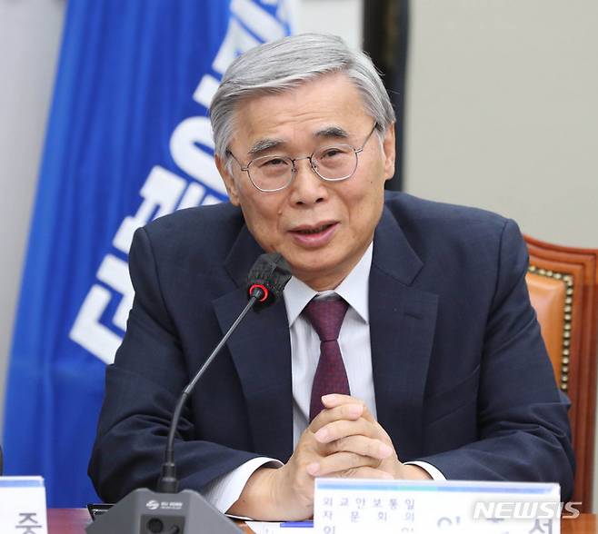 [서울=뉴시스] 전진환 기자 = 2023년 5월 4일 오전 서울 여의도 국회에서 열린 외교안보통일자문회의 1차 회의에서 자문위원인 이종석 전 통일부장관이 발언하고 있다. 2025.06.04. amin2@newsis.com