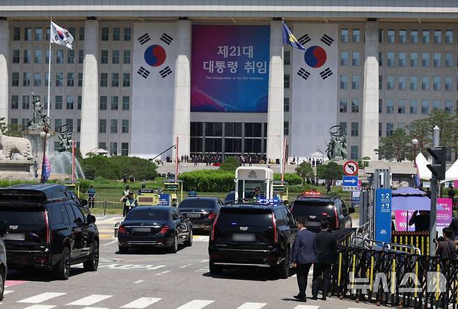 [서울=뉴시스] 고승민 기자 = 이재명 대통령 차량 행렬이 4일 취임식을 위해 서울 여의도 국회로 들어서고 있다. 2025.06.04. kkssmm99@newsis.com