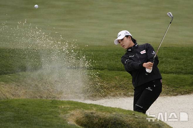 [라스베이거스=AP/뉴시스] 윤이나가 2일(현지 시간) 미 네바다주 라스베이거스의 섀도 크리크 골프 코스에서 열린 미국여자프로골프(LPGA) 투어 T모바일 매치플레이 첫날 4번 홀 벙커에서 샷하고 있다. 이번 대회는 첫날부터 셋째 날까지 4명이 한 조를 이룬 16개 그룹이 라운드-로빈 방식으로 조별리그를 진행한다. 2025.04.03.