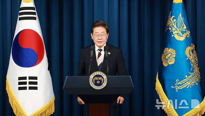 [서울=뉴시스] 고범준 기자 = 이재명 대통령이 4일 서울 용산 대통령실 청사에서 새 정부 첫 인사 발표를 하기 위해 연단에 오르고 있다. 2025.06.04. bjko@newsis.com