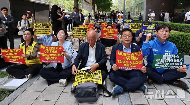 [서울=뉴시스] 이영환 기자 = 안수용(왼쪽부터) 마트산업노조 홈플러스 지부장, 정혜경 진보당 의원, 박석운 전국민중행동 상임공동대표,김병국 홈플러스 점주협의회장, 더불어민주당 을지로위원장 민병덕 의원, 한창민 사회민주당 대표 등이 26일 오전 서울 종로구 MBK 본사 앞에서 열린 MBK 홈플러스 규탄 집회에서 구호를 외치고 있다. 2025.05.26. 20hwan@newsis.com