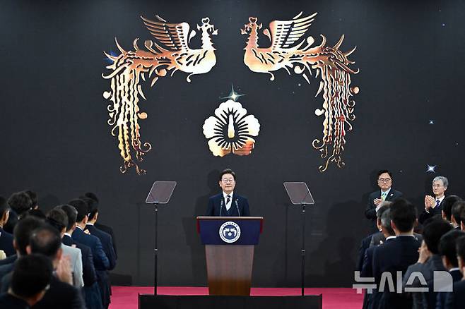 [서울=뉴시스] 국회사진기자단 = 이재명 대통령이 4일 서울 여의도 국회 로텐더홀에서 열린 제21대 대통령 취임 선서식에서 취임사를 하고 있다. 2025.06.04. photo@newsis.com