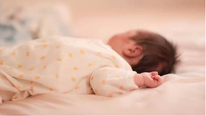 [서울=뉴시스]지난해 일본의 신생아 수는 68만6061명으로, 전년보다 4만1227명 감소하면서 1899년 통계 작성 이후 126년만에 처음으로 70만명을 밑돈 것으로 후생노동성 조사에서  드러났다고 NHK가 4일 보도했다. <사진출처 : 니혼게이자이신문> 2025.06.04.