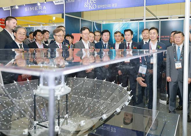 [대전=뉴시스] '2025 국제우주컨퍼런스(ISS 2025:International Space Summit)가 4일 대전컨벤션센터에서 개막했다. 내외빈들이 참여기업의 제품을 둘러보고 있다. (사진=대전시 제공) 2025.06.04. photo@newsis.com *재판매 및 DB 금지