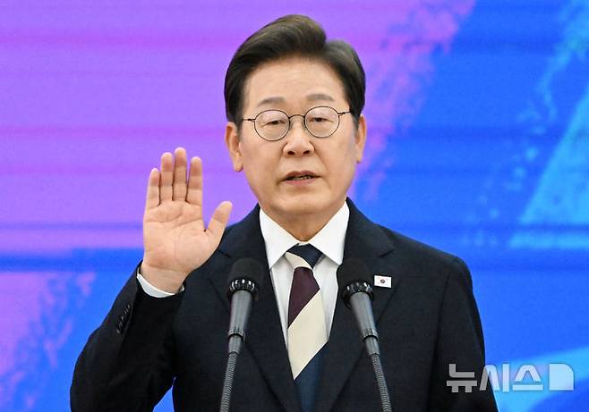 [서울=뉴시스] 국회사진기자단 = 이재명 대통령이 4일 서울 여의도 국회에서 열린 취임식에서 취임선서를 하고 있다. 흰색과 짙은 붉은색, 파란색이 조화를 이룬 넥타이가 시선을 끌고 있다. 2025.06.04. photo@newsis.com