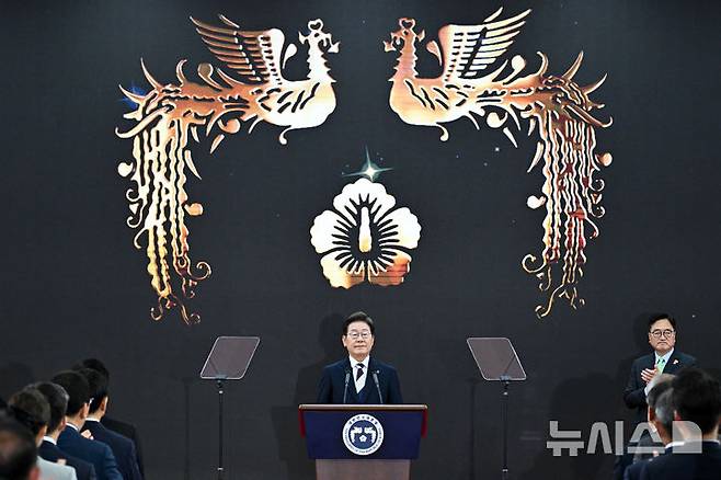 [서울=뉴시스] 국회사진기자단 = 이재명 대통령이 4일 서울 여의도 국회 로텐더홀에서 열린 제21대 대통령 취임 선서식에서 취임사를 하고 있다. 2025.06.04. photo@newsis.com