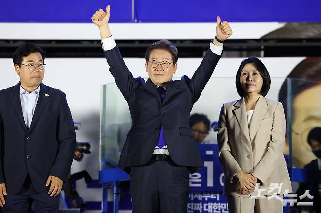 제21대 대통령 당선이 확실시되는 더불어민주당 이재명 대선 후보가 4일 서울 여의도 국회 앞에 마련된 더불어민주당 국민 개표방송 행사에서 인사를 하고 있다. 류영주 기자