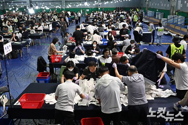 제21대 대통령 선거 투표가 종료된 3일 서울 영등포구 영등포다목적배드민턴체육관에 마련된 개표소에서 선거사무원들이 개표작업을 하고 있다. 윤창원 기자