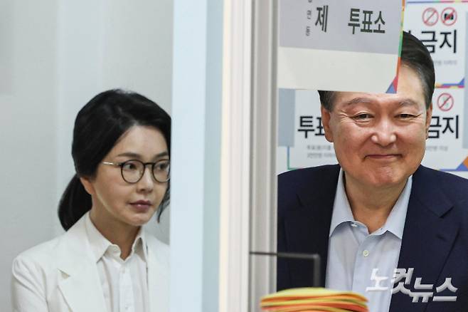 윤석열 전 대통령 내외가 3일 오전 서울 서초구 원명초등학교에 마련된 서초4동제3투표소에서 투표를 하기 위해 줄을 서 기다리고 있다. 박종민 기자