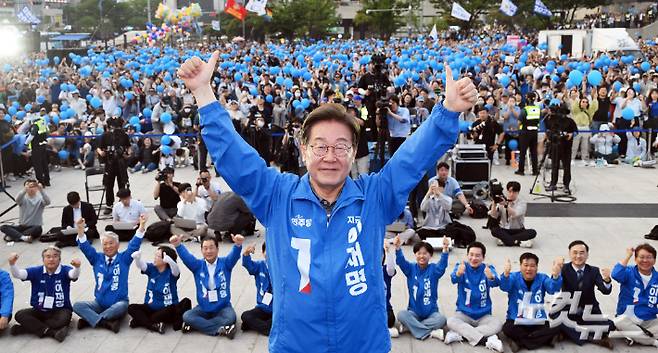 이재명 더불어민주당 대선 후보가 대선을 이틀 앞둔 1일 부산 동구 부산역 광장에서 유권자들에게 지지를 호소하고 있다. 부산=류영주 기자