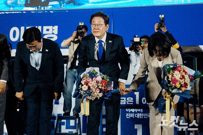 이재명 대통령과 김혜경 여사가 4일 서울 여의도 국회 앞에 마련된 더불어민주당 국민 개표방송 행사에서 인사를 하고 있다. 류영주 기자