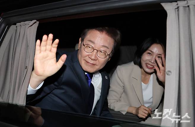 이재명 대통령과 김혜경 여사가 4일 서울 여의도 국회 앞에 마련된 더불어민주당 국민 개표방송 행사를 마친 후 차량에 탑승해 인사하고 있다. 류영주 기자