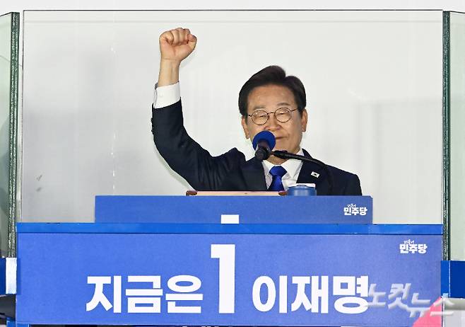 이재명 대통령이 4일 서울 여의도 국회 앞에 마련된 더불어민주당 국민 개표방송 행사에서 감사 인사를 전하고 있다. 류영주 기자