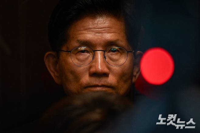 김문수 국민의힘 대선 후보가 4일 새벽 서울 여의도 국민의힘 중앙당사에서 대선 관련 입장을 밝힌 뒤 퇴장하고 있다. 황진환 기자