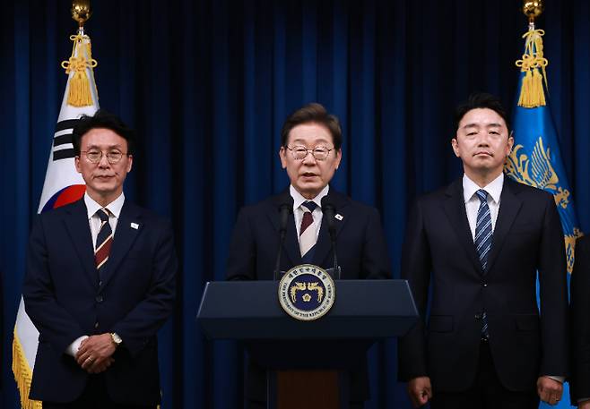 이재명 대통령이 4일 서울 용산 대통령실 청사에서 국무총리 후보자로 김민석 의원(왼쪽), 대통령비서실장으로 강훈식 의원 등 첫 인선을 발표하고 있다. 연합뉴스