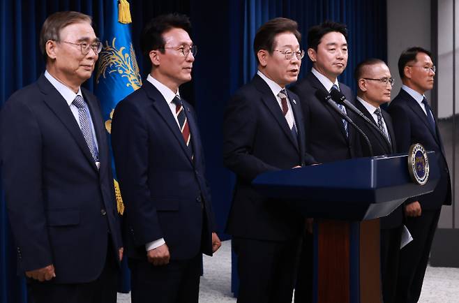 이재명 대통령이 4일 서울 용산 대통령실 청사에서 열린 인사브리핑에서 새 정부 첫 인사 발표를 하고 있다. 왼쪽부터 이종석 국정원장 후보자, 김민석 국무총리 후보자, 이 대통령, 강훈식 비서실장, 위성락 안보실장, 황인권 경호처장. 연합뉴스