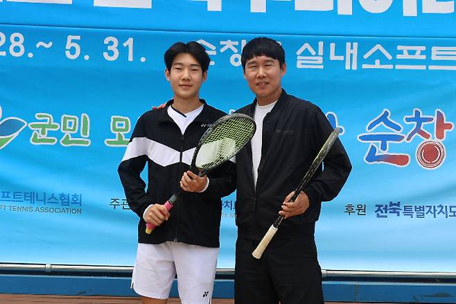 2025 주니어 국가대표 선발전에서 남자 복식 우승을 차지한 이수환(왼쪽)과 아버지인 이종우 음성고 감독. 대한소프트테니스협회