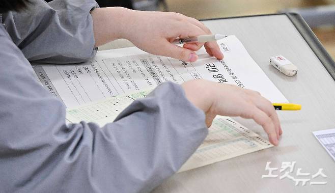 2026학년도 대학수학능력시험 6월 모의평가 시행일인 4일 서울 영등포구 여의도여자고등학교에서 학생들이 시험 준비를 하고 있다. 사진공동취재단