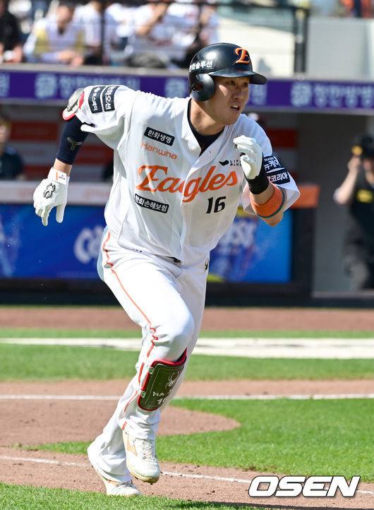 [OSEN=대전, 김성락 기자] 3일 오후 대전 한화생명볼파크에서 ‘2025 신한 SOL Bank KBO리그’ 한화 이글스와 KT 위즈의 경기가 열렸다.이날 홈팀 한화는 폰세, KT는 쿠에바스를 선발로 내세웠다.5회말 2사 1, 2루 한화 하주석이 2타점 적시 2루타를 날린 뒤 진루하고 있다. 2025.06.03 / ksl0919@osen.co.kr