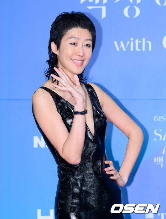 [OSEN=이대선 기자] 5일 오후 서울 강남구 코엑스 D홀에서 ‘제61회 백상예술대상 with 구찌’ 레드카펫 행사가 열렸다.방송·영화·연극을 아우르는 국내 유일무이 종합 예술 시상식 ‘제61회 백상예술대상 with 구찌’는 JTBC·JTBC2·JTBC4에서 동시 생중계, 프리즘·네이버TV·치지직에서 디지털 생중계된다.방송인 홍진경이 레드카펫을 밟고 있다. 2025.05.05 /sunday@osen.co.kr