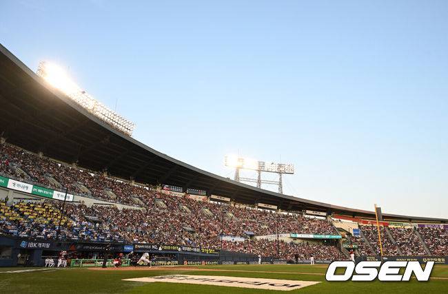 [OSEN=잠실, 이대선 기자] 3일 오후 서울 잠실야구장에서 2025 신한 SOL Bank KBO리그 두산 베어스와 KIA 타이거즈의 경기가 열렸다.두산은 곽빈, KIA는 양현종을 선발 투수로 내세웠다.관중석을 가득 메운 팬들이 열띤 응원을 펼치고 있다. 2025.06.03 /sunday@osen.co.kr