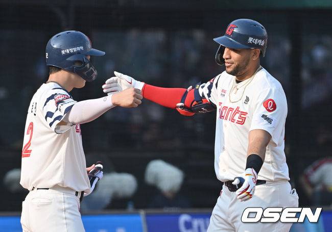 [OSEN=부산, 이석우 기자] 3일 부산 사직야구장에서 2025 신한 SOL 뱅크 KBO 리그 롯데 자이언츠와 키움 히어로즈의 경기가 열렸다. 홈팀 롯데는 감보아가, 방문팀 키움은 김연주가 선발 출전했다.롯데 자이언츠 레이예스가 1회말 무사 2루 우월 2점 홈런을 치고 고승민과 포옹을 하고 있다. 2025.06.03 / foto0307@osen.co.kr